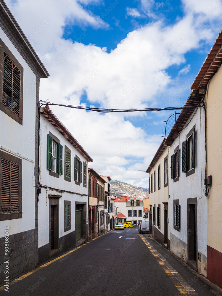 Gebäude und Straße in Funchal auf der Insel Madeira, Portugal