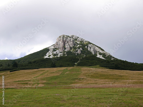 le meravigliose cime dolomitiche italiane tra verdi vallate e picchi rocciosi photo