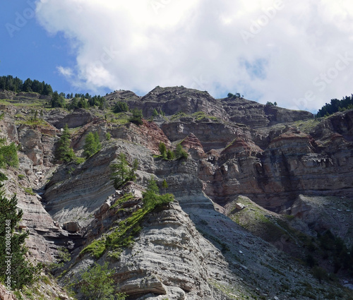 le meravigliose cime dolomitiche italiane tra verdi vallate e picchi rocciosi photo