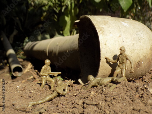Soldados de juguete frente a túnel. photo