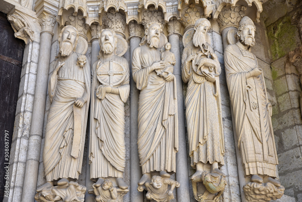 Statues de la cathédrale de Chartres, France