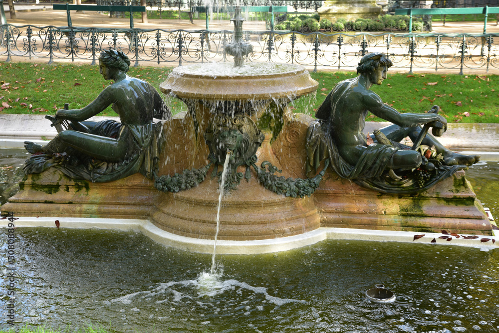 Fontaine avec statues de bronze à Paris