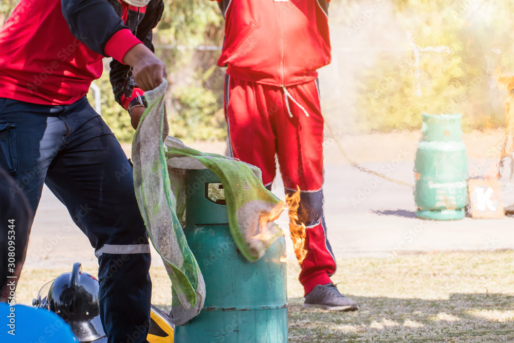 Obraz premium Firefighter training,Instructor training how to closed and shut off flame from gas leak from the tank
