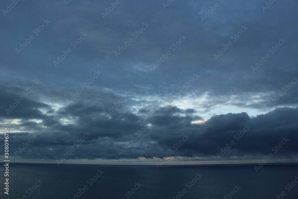 tardes de tormenta en el mar, muchas nubes oscuras