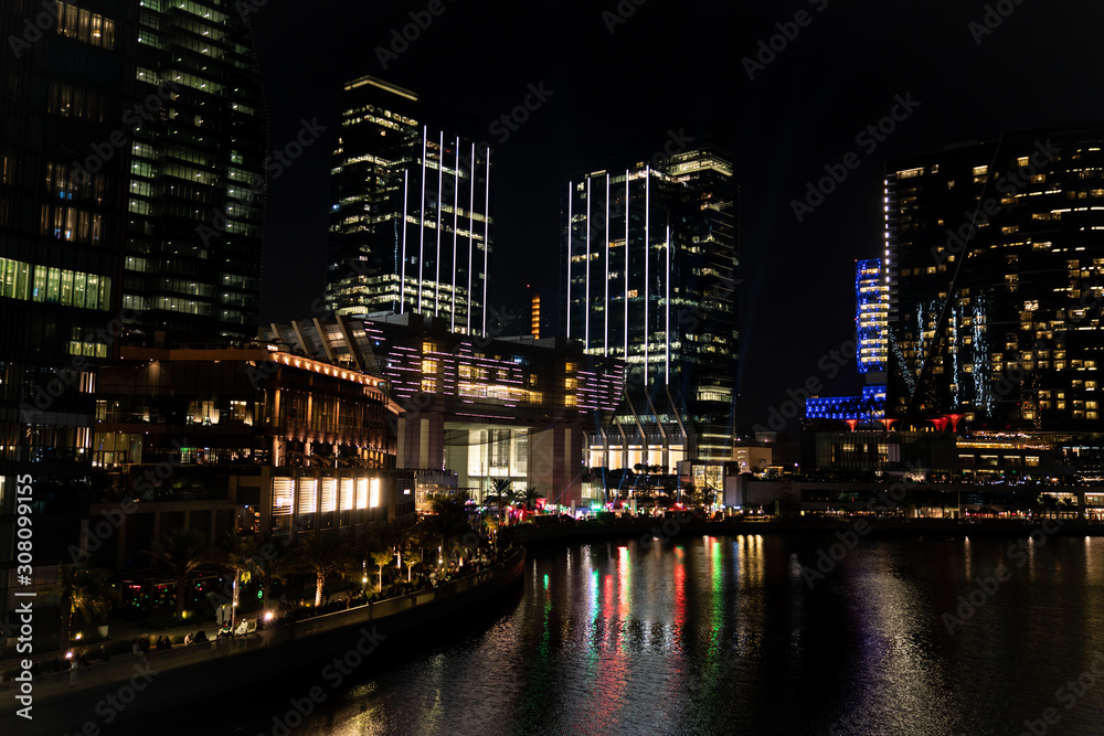 Naklejka premium Wspaniały widok na drapacze chmur w nocy - centrum handlowe Al Galleria Boutique, zabytki miasta Abu Zabi, Zjednoczone Emiraty Arabskie