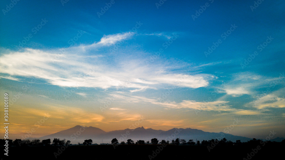 Obraz premium wonderful view sky and silhouette mountains