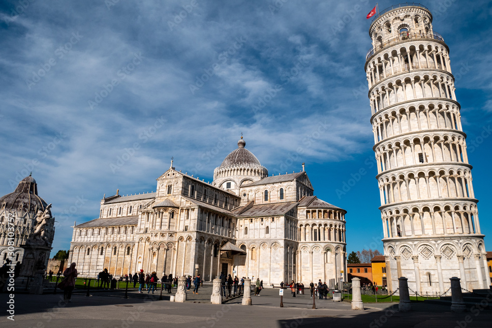Torre inclinada, oscilante de Pisa, bautisterio y catedral. Italia.
