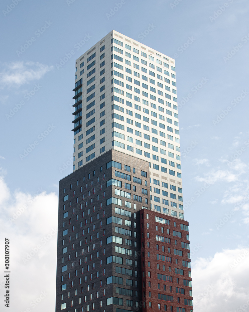 Wieżowiec w Rotterdamie w słońcu