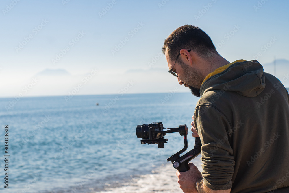 Obraz premium videographer using mirrorless camera tool for stabilizer anti-shake record video scene