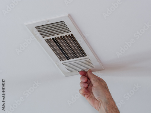 Принти на полотні Handyman adjusting HVAC ceiling air vent