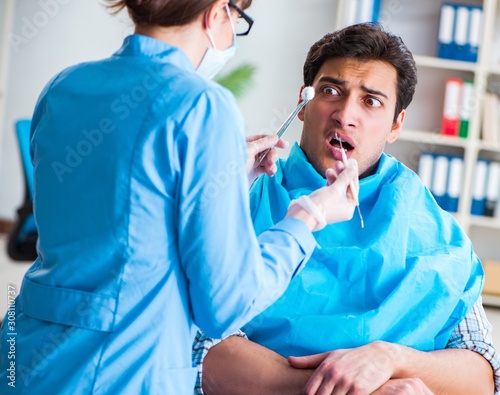 Foto Patient afraid of dentist during doctor visit