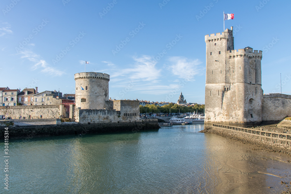 Les tours à l'entrée du port de La Rochelle
