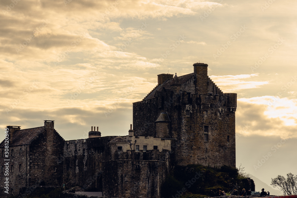 Obraz premium Eilean Donan castle golden sky