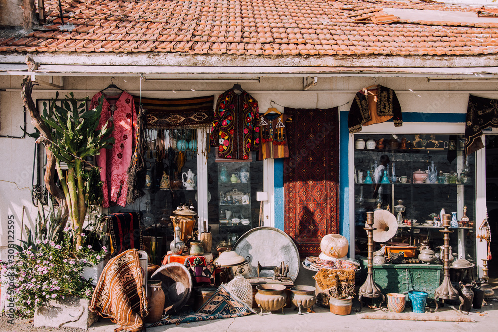 Obraz premium To sell out.Market in Bodrum. Authentic counter.Old turkish decor Carpets,teapots,sewing machine.Flea market in Turkey.Second hand in Bodrum.Antique store.