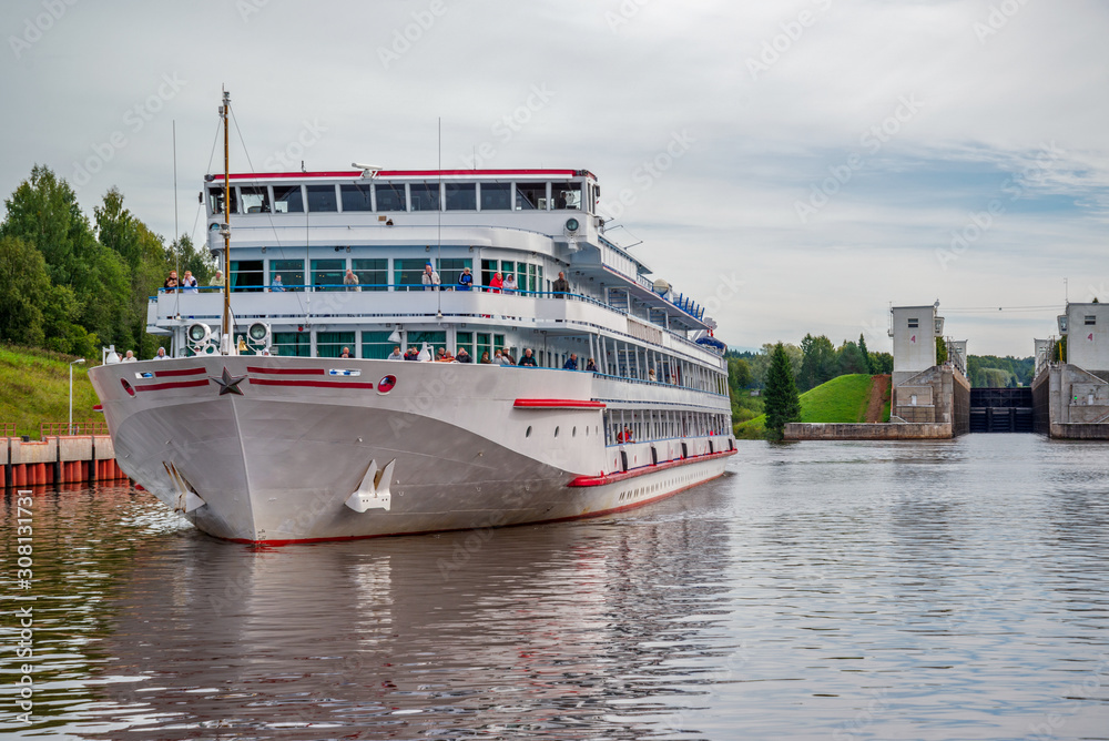 Fototapeta premium Sailing through the gateway on northwest river