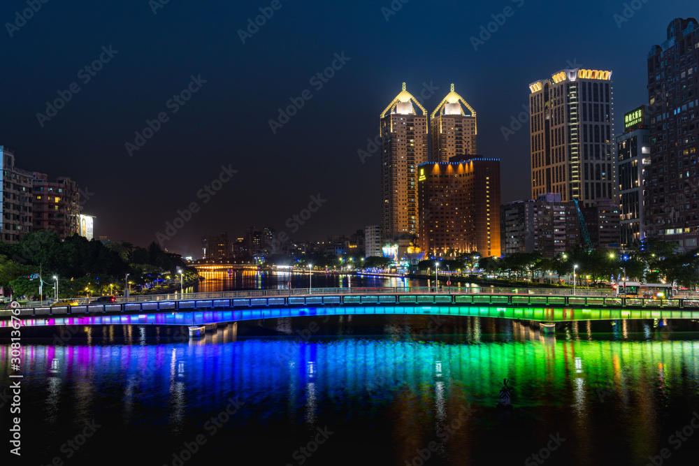 台湾高雄のビル群と愛河のライトアップ夜景