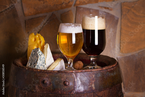 Fotografi Light and dark beer accompanied with selection of cheeses