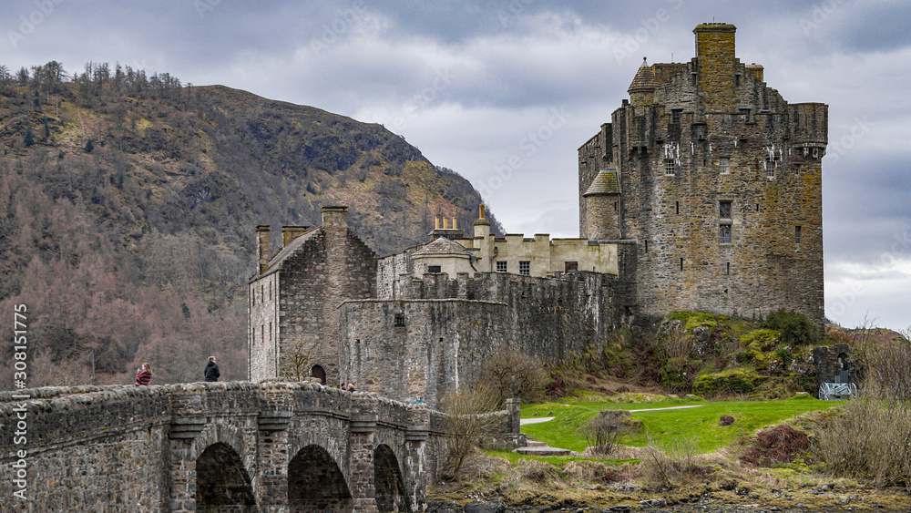 Obraz premium Eilean Donan Castle Medieval Highlands Clans Scots Skye Scotland UK