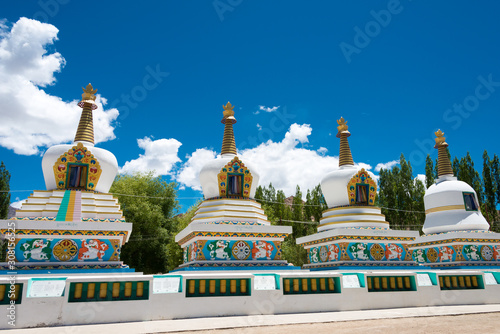 Photographie Ladakh, India - Jul 03 2019 - Tibetan Stupa at The Dalai Lama's Palace (JIVETSAL / His Holiness Photang) in Choglamsar, Ladakh, Jammu and Kashmir, India