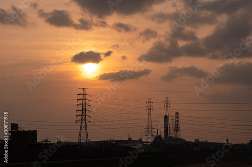 高圧送電線鉄塔と夕日