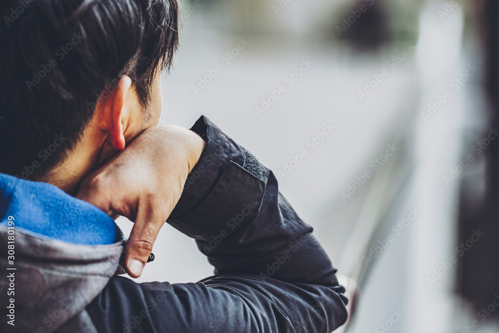 頬杖をつく男性の後ろ姿 Stock Photo Adobe Stock