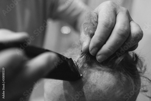 Mann rasiert jemand anderem den Kopf