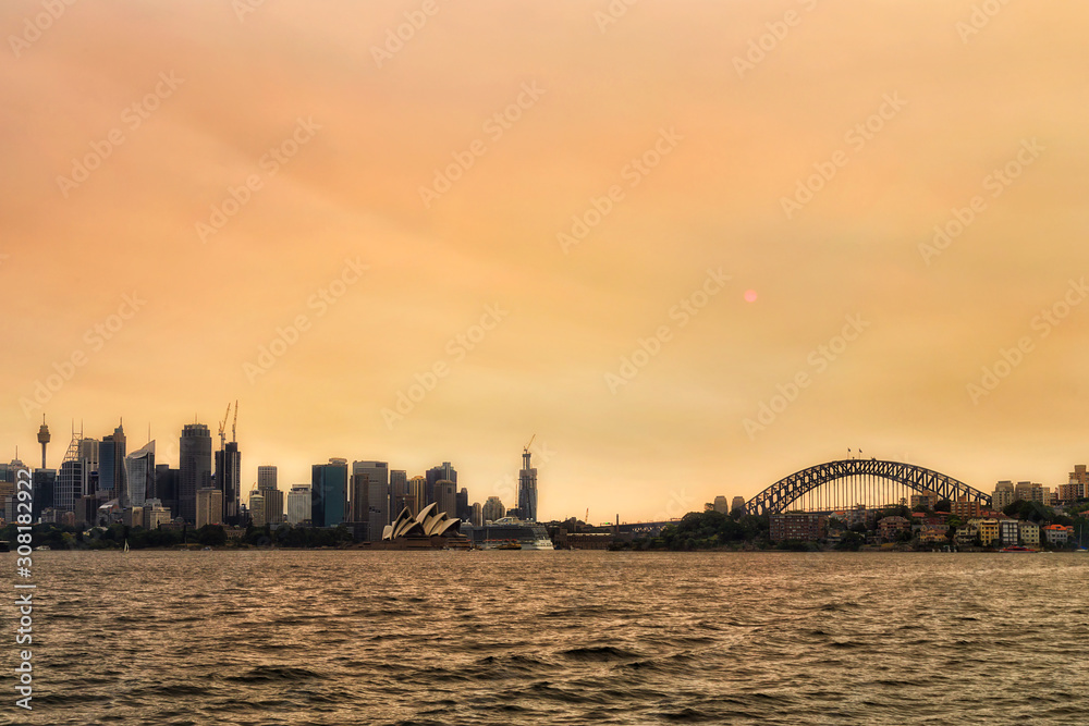 Obraz premium Sy Crem Red sun skyline