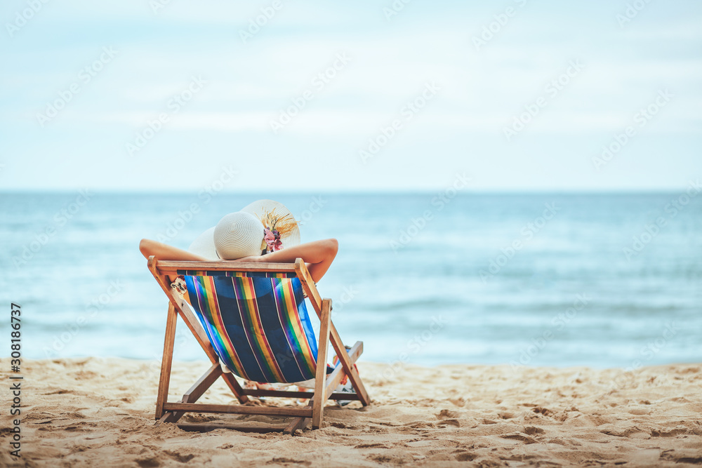 Woman on beach in summer - obrazy, fototapety, plakaty 