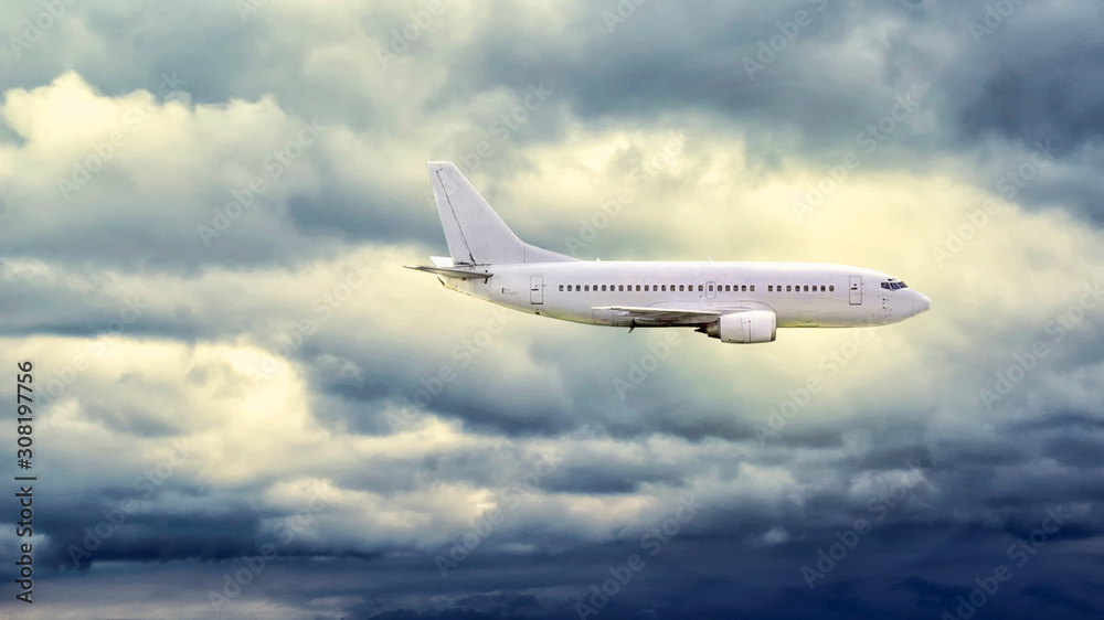Fototapeta Samolot na niebie z chmurami burzowymi. Transport. Transport lotniczy.