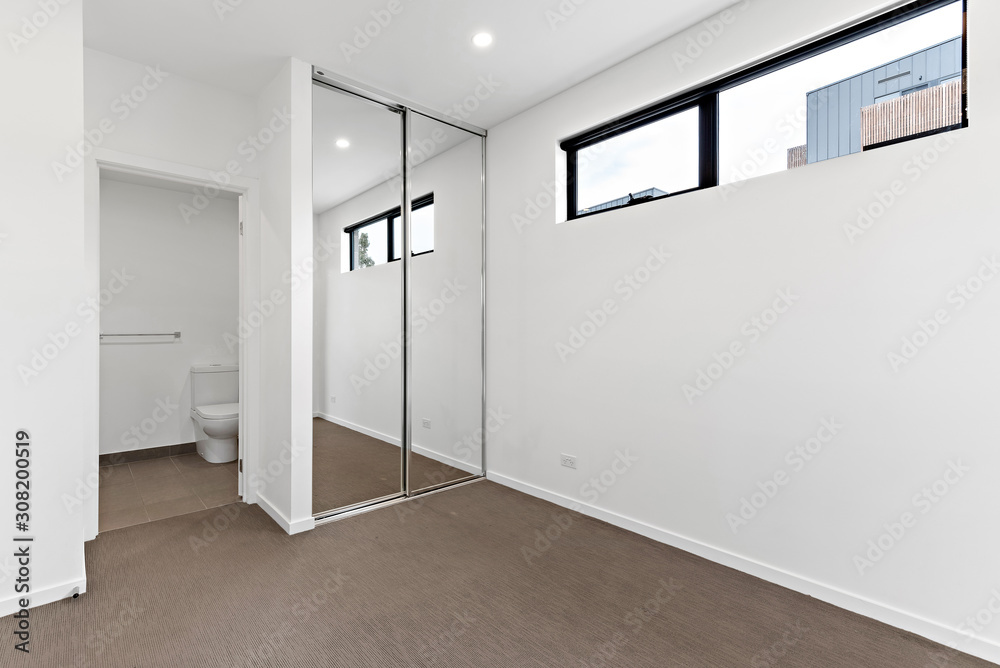 Obraz premium Empty and unfurnished brand new apartment