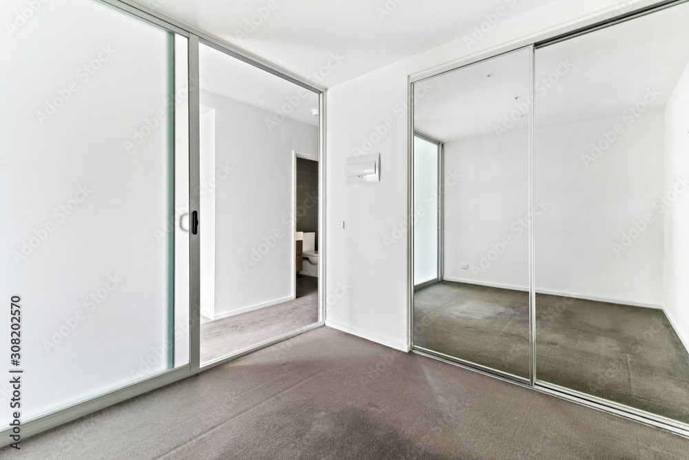 Obraz premium Empty and unfurnished brand new apartment