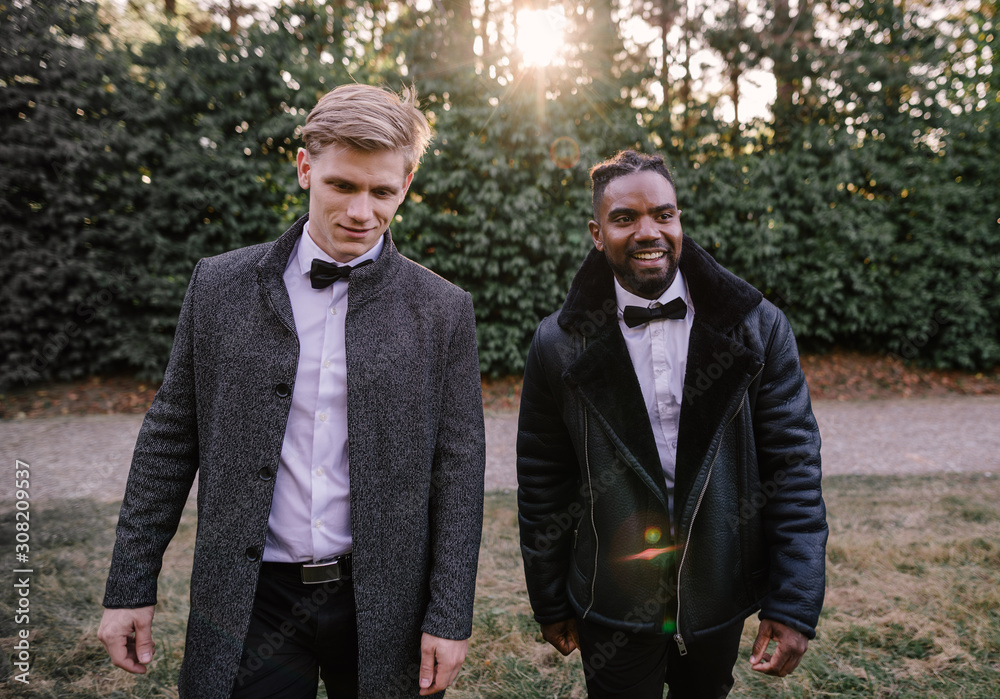 Deux hommes en costumes marchent ensemble Deux hommes en costumes marchent ensemble