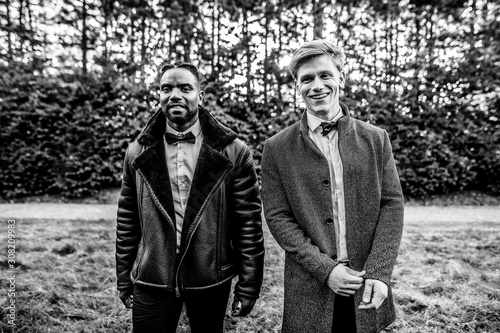 Deux jeunes hommes marchent quand un parc photo