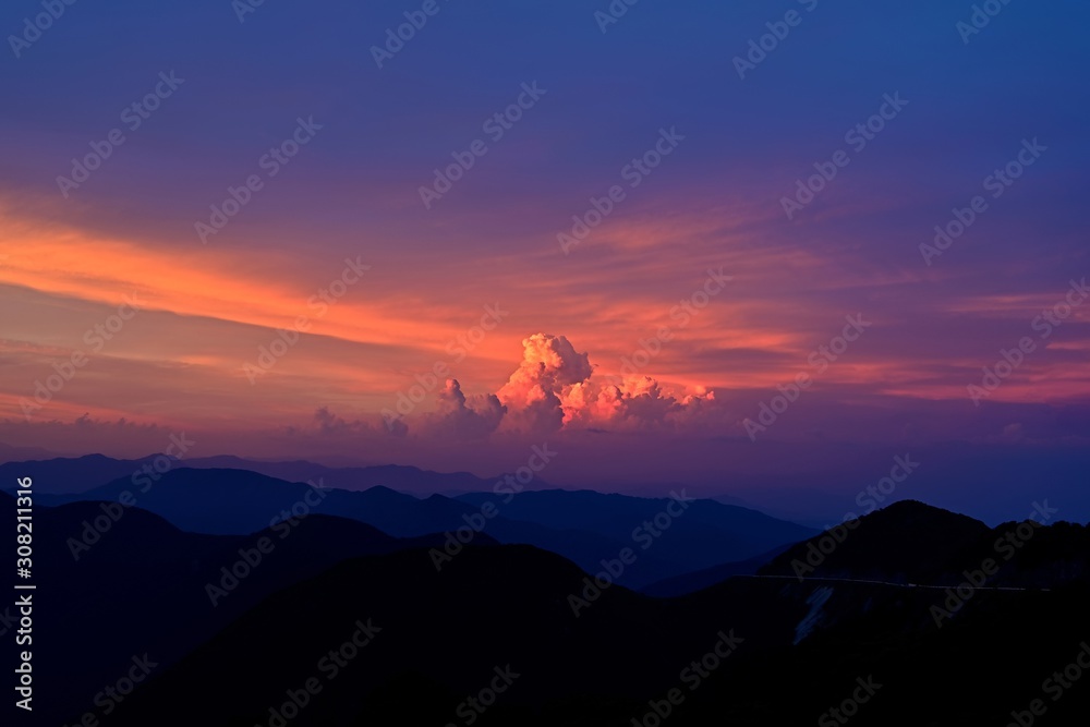 伊吹山で見た夕日を浴びて輝く入道雲の情景 伊吹山で見た夕日を浴びて輝く入道雲の情景