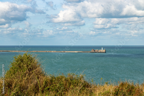 La rade de Boulogne/Mer, la digue Carnot et le phare