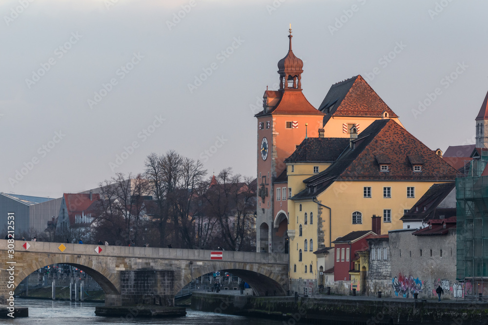 Brückturm und steinerne Brücke am Abend in Regensburg, Ausschnitt