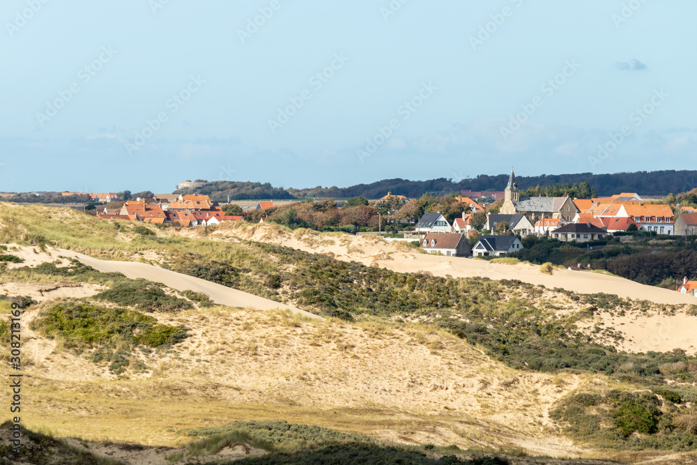 Les dunes de la Slack, l'église et le bourg d'Ambleteuse