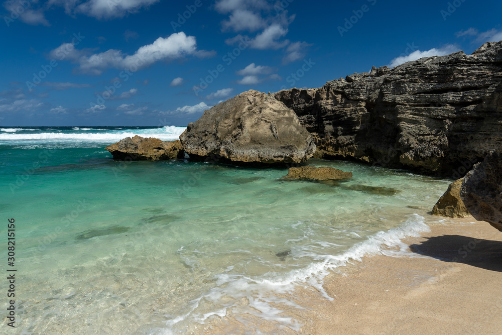 Fototapeta premium Plage des tropiques, vagues et rochers