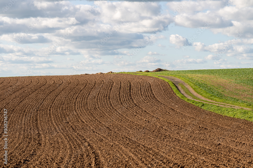 Champ labouré et chemin rural près d'Halinghen - Pas-de-Calais