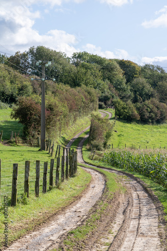 Chemin rural dans la campagne près d'Halinghen - Pas-de-Calais.