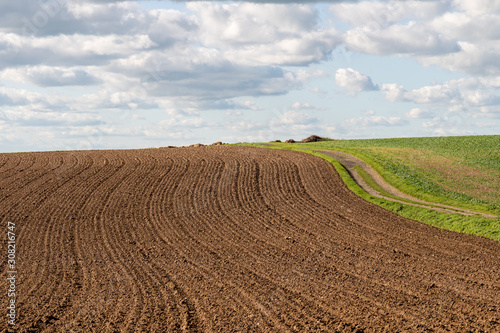 Obraz na płótnie Champ labouré et chemin rural près d'Halinghen - Pas-de-Calais w salonie