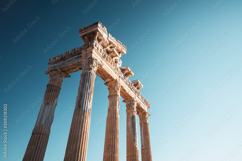 Fototapeta Zadziwiająco Świątynia starożytnych ruin Apollon. Świątynia Apollona w antycznym mieście Side, Antalya, Turcja