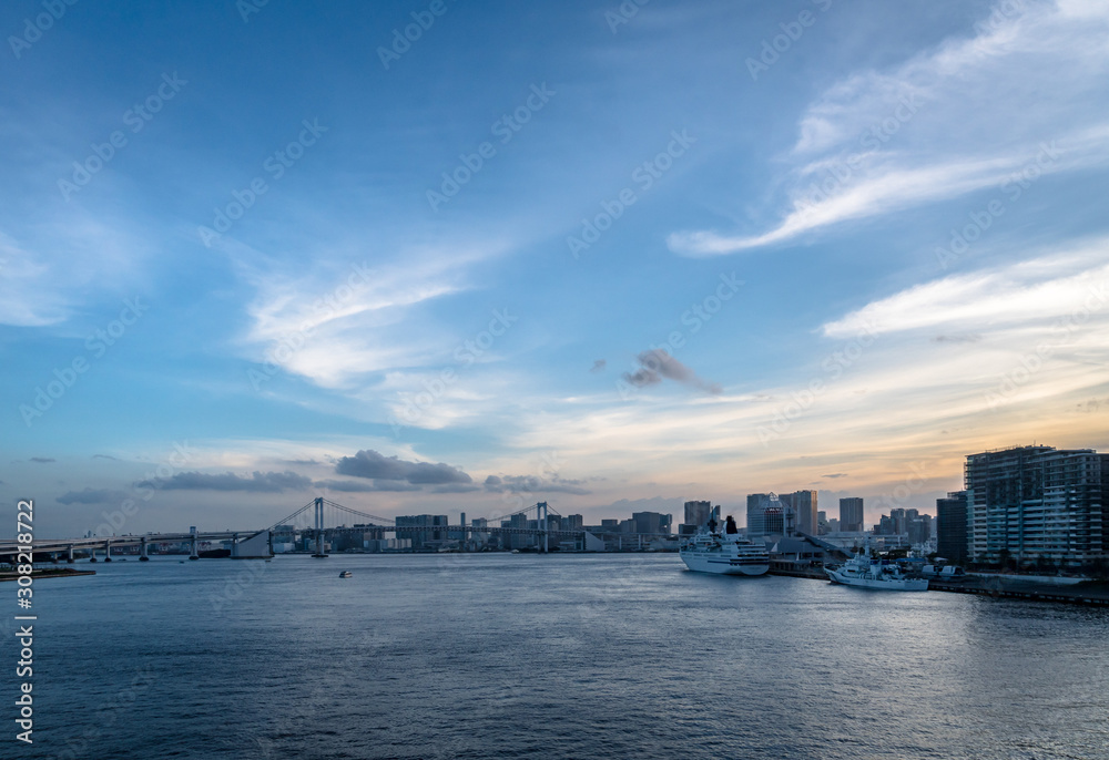 東京湾の風景と夕焼けの空