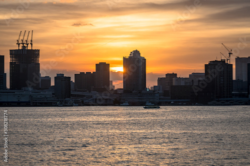 東京湾の風景 ビル群と夕焼け３