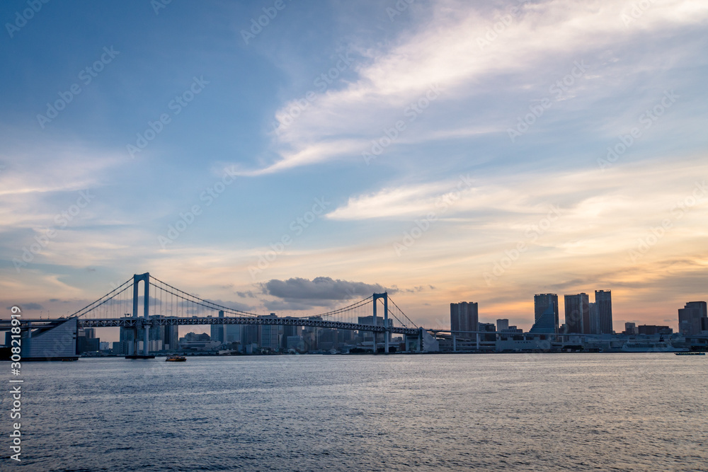 Obraz premium 東京湾の風景 レインボーブリッジと夕焼け3