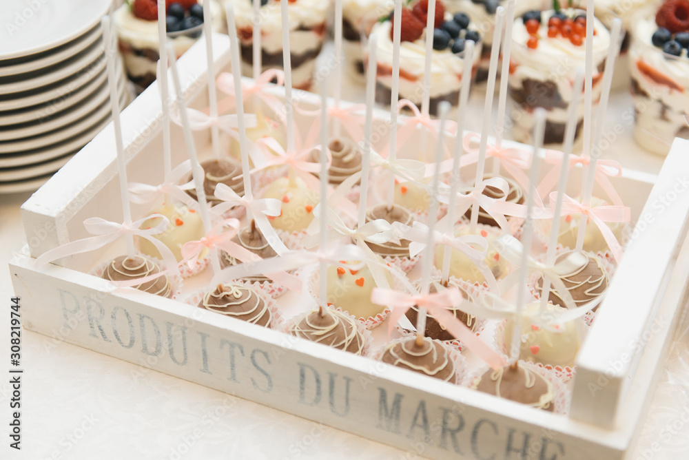 Candy bar.  Candy on sticks cake POPs.  The concept of children's birthday parties and weddings