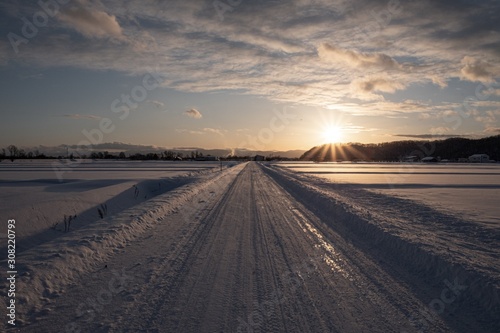 雪の比布町の夕暮れ