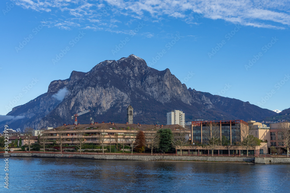 Fototapeta premium Miasto Lecco we Włoszech w grudniu