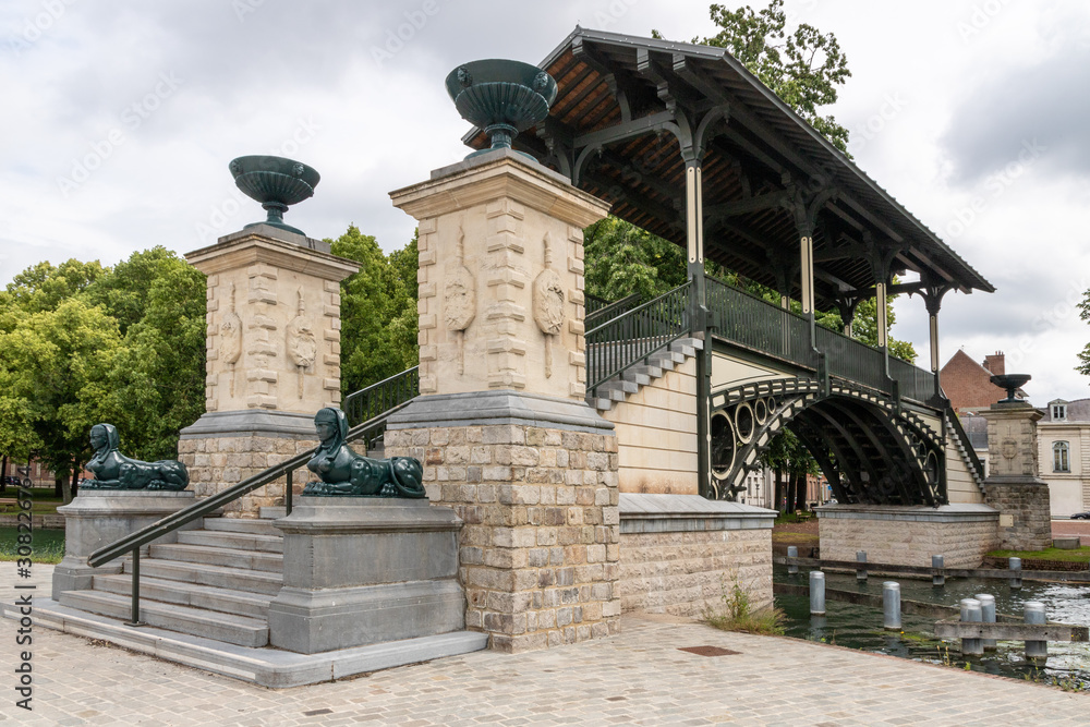 Fototapeta premium Le pont Napoléon sur le Canal de la Deûle à Lille
