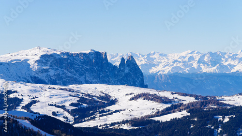 Schlern in Winterlandschaft mit Alpen in Italien